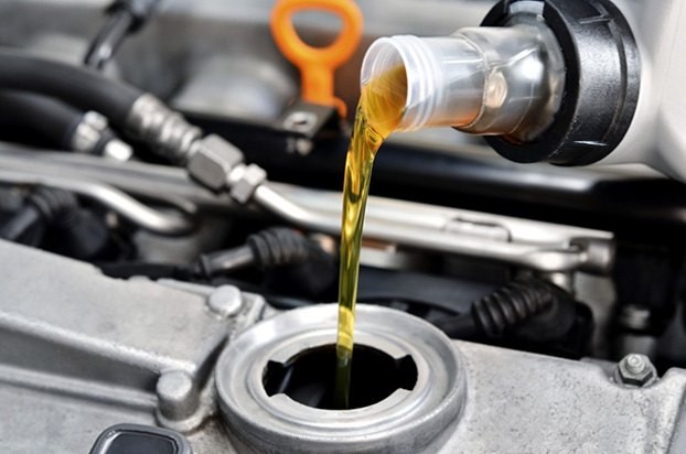 Какво е визкозитет на маслото и защо е толкова важен? adding-new-oil-to-car.jpg
