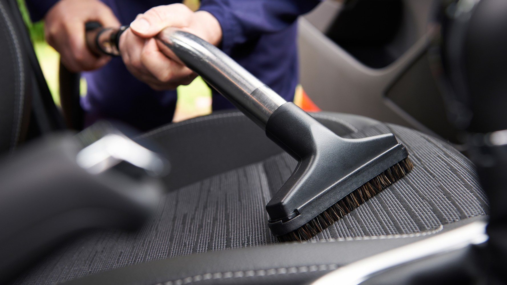 Как да премахнем лошите миризми от колата?